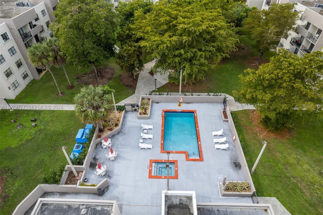 For Sale: $300,000 (2 beds, 2 baths, 866 Square Feet)