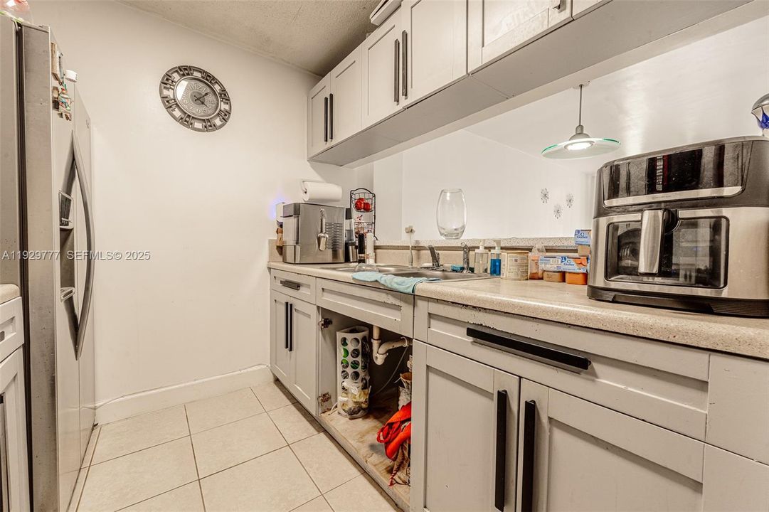 For Sale: $300,000 (2 beds, 2 baths, 866 Square Feet)
