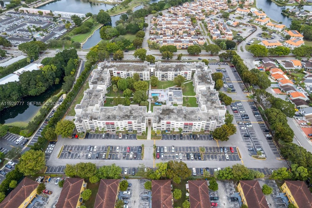 For Sale: $300,000 (2 beds, 2 baths, 866 Square Feet)