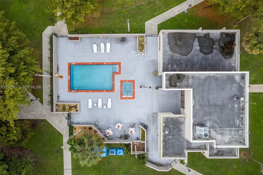 For Sale: $300,000 (2 beds, 2 baths, 866 Square Feet)