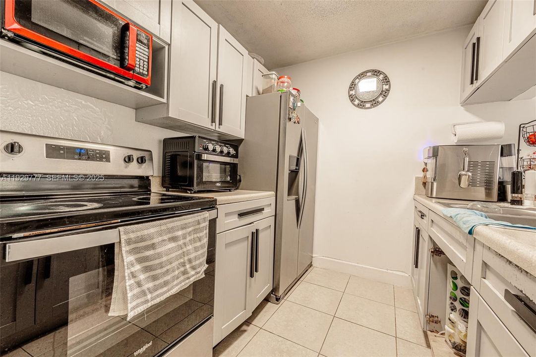 For Sale: $300,000 (2 beds, 2 baths, 866 Square Feet)