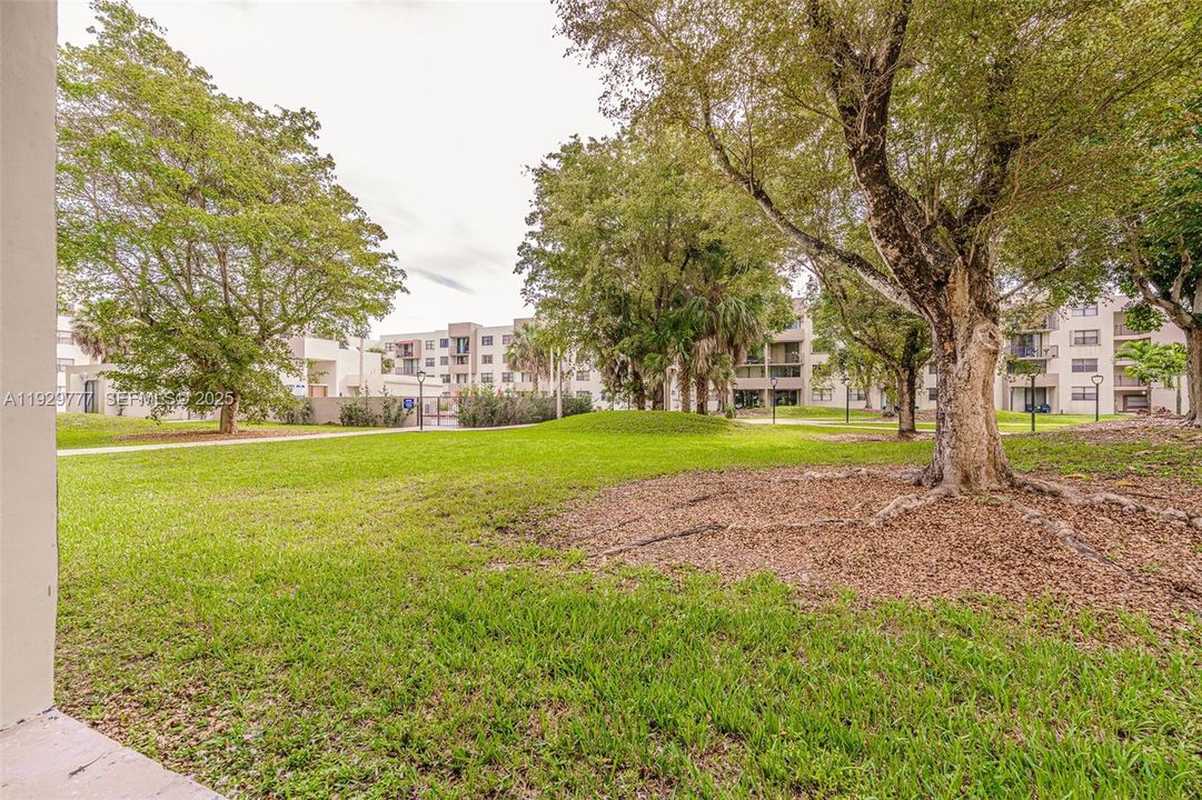 For Sale: $300,000 (2 beds, 2 baths, 866 Square Feet)