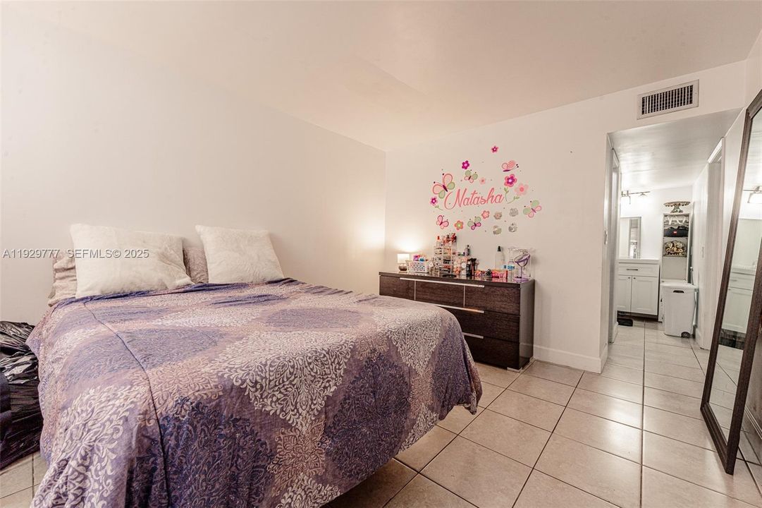 For Sale: $300,000 (2 beds, 2 baths, 866 Square Feet)