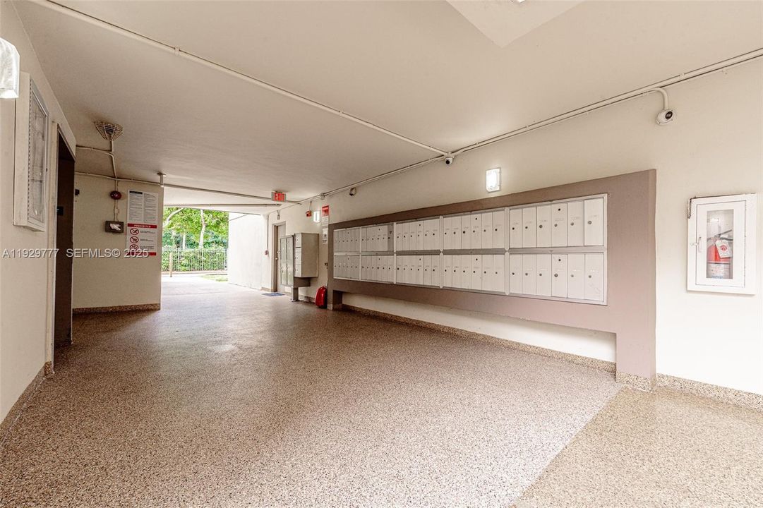 For Sale: $300,000 (2 beds, 2 baths, 866 Square Feet)