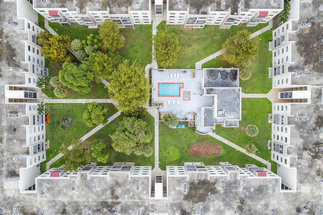 For Sale: $300,000 (2 beds, 2 baths, 866 Square Feet)