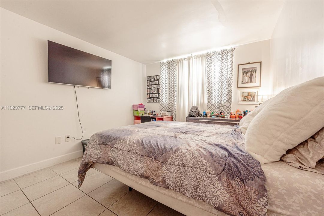 For Sale: $300,000 (2 beds, 2 baths, 866 Square Feet)