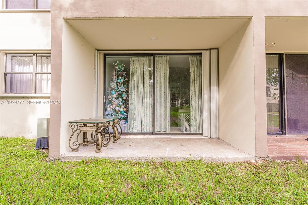 For Sale: $300,000 (2 beds, 2 baths, 866 Square Feet)