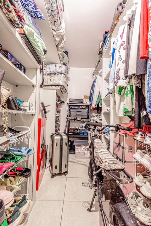 For Sale: $300,000 (2 beds, 2 baths, 866 Square Feet)