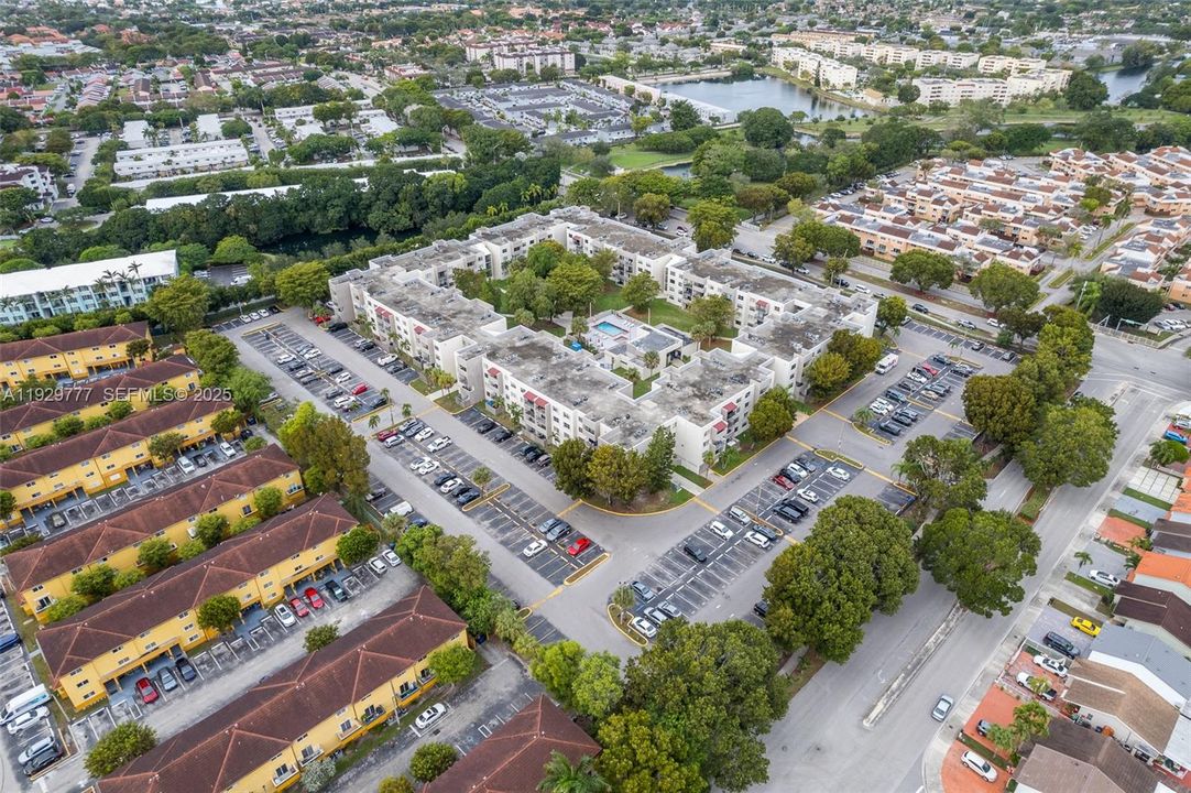 For Sale: $300,000 (2 beds, 2 baths, 866 Square Feet)