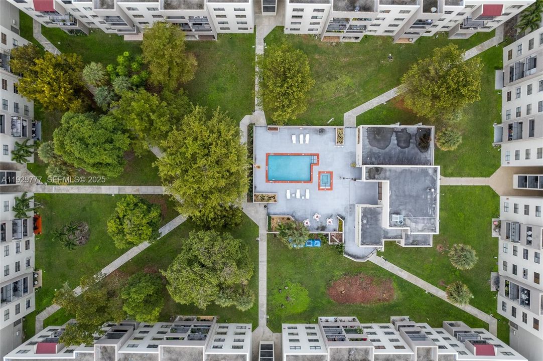 For Sale: $300,000 (2 beds, 2 baths, 866 Square Feet)