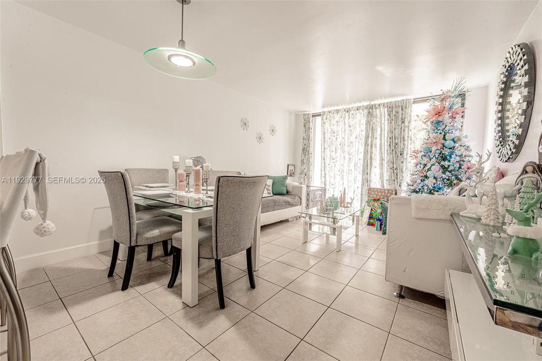 For Sale: $300,000 (2 beds, 2 baths, 866 Square Feet)