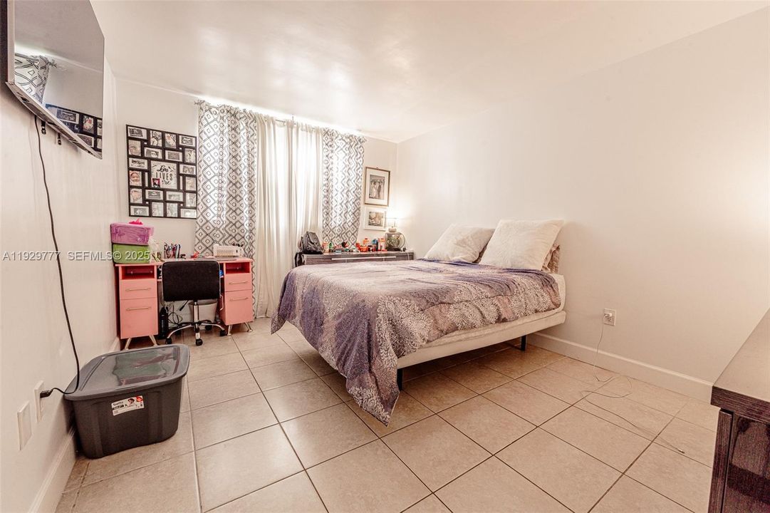 For Sale: $300,000 (2 beds, 2 baths, 866 Square Feet)