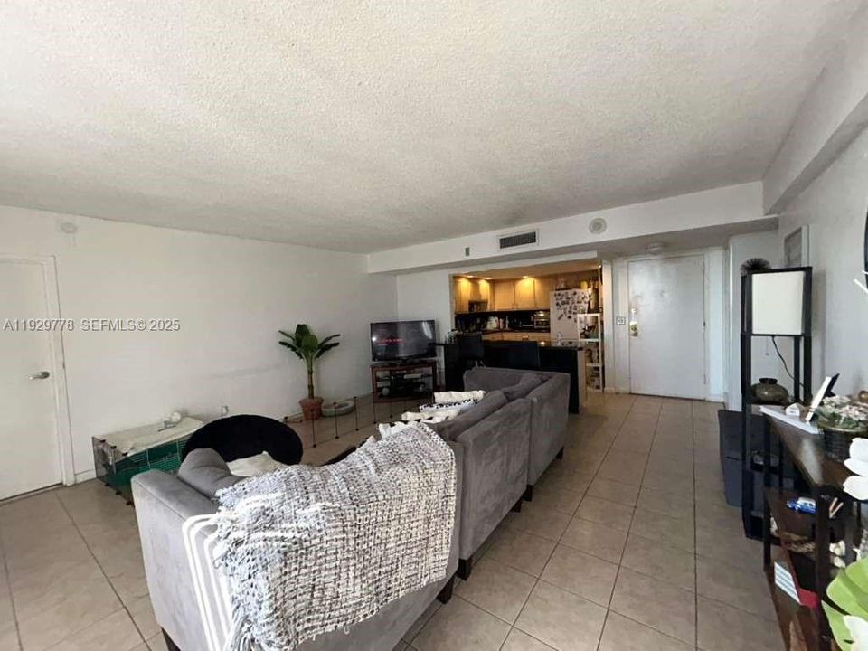 For Sale: $185,000 (2 beds, 2 baths, 1050 Square Feet)