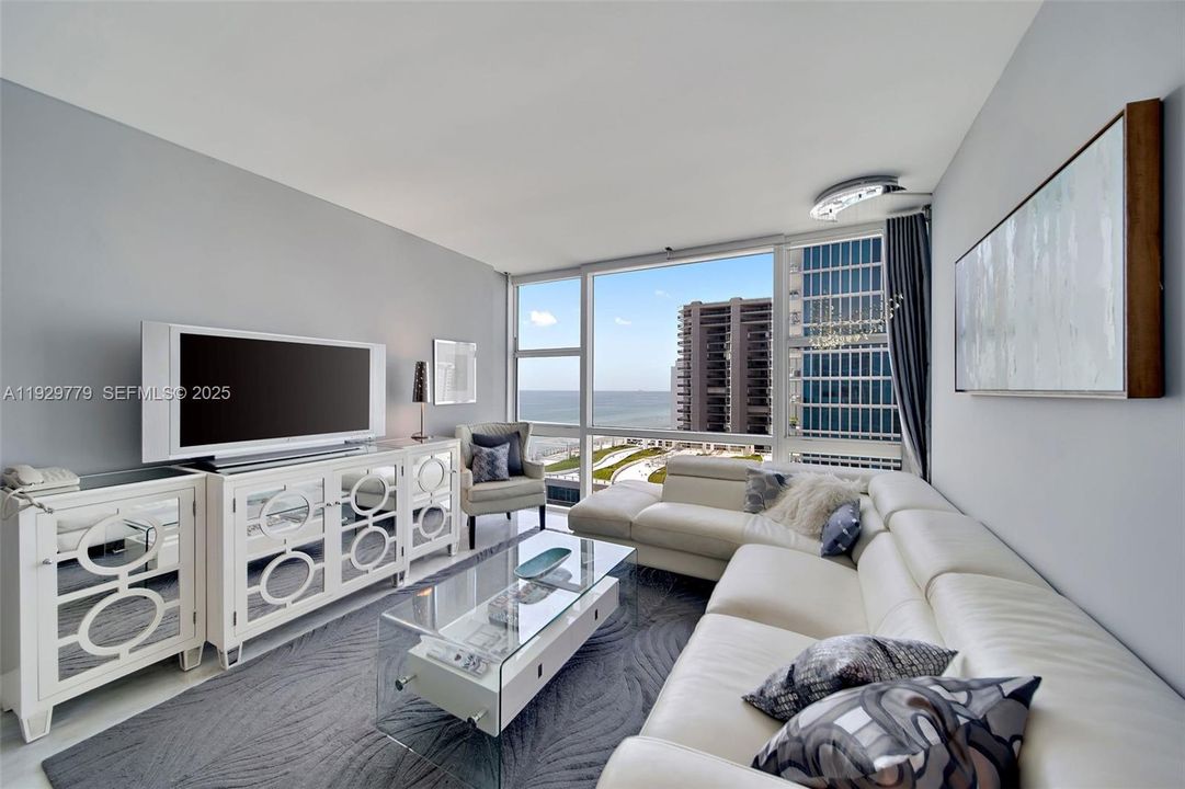 For Sale: $1,075,000 (2 beds, 2 baths, 1103 Square Feet)
