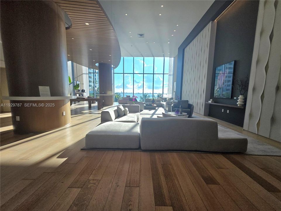 For Rent: $4,500 (2 beds, 2 baths, 1095 Square Feet)