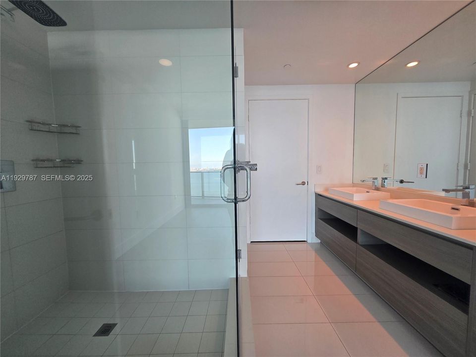 For Rent: $4,500 (2 beds, 2 baths, 1095 Square Feet)