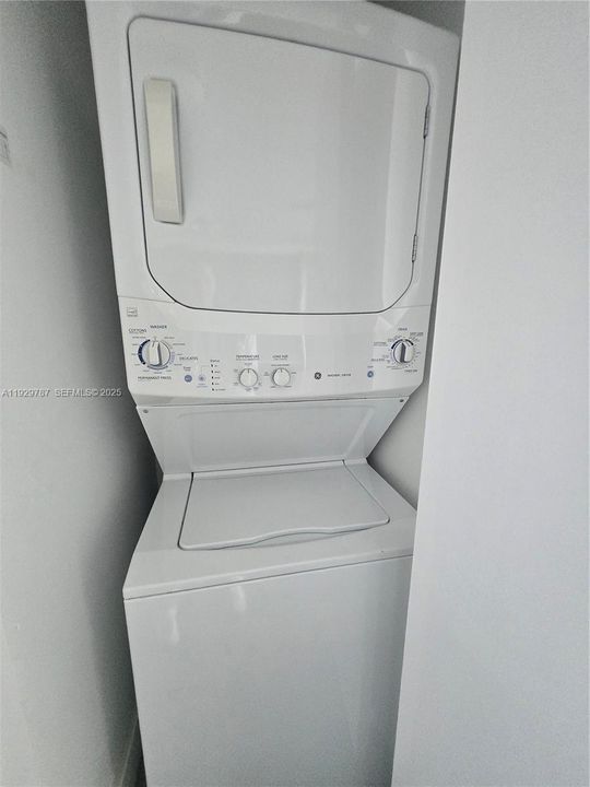 For Rent: $4,500 (2 beds, 2 baths, 1095 Square Feet)