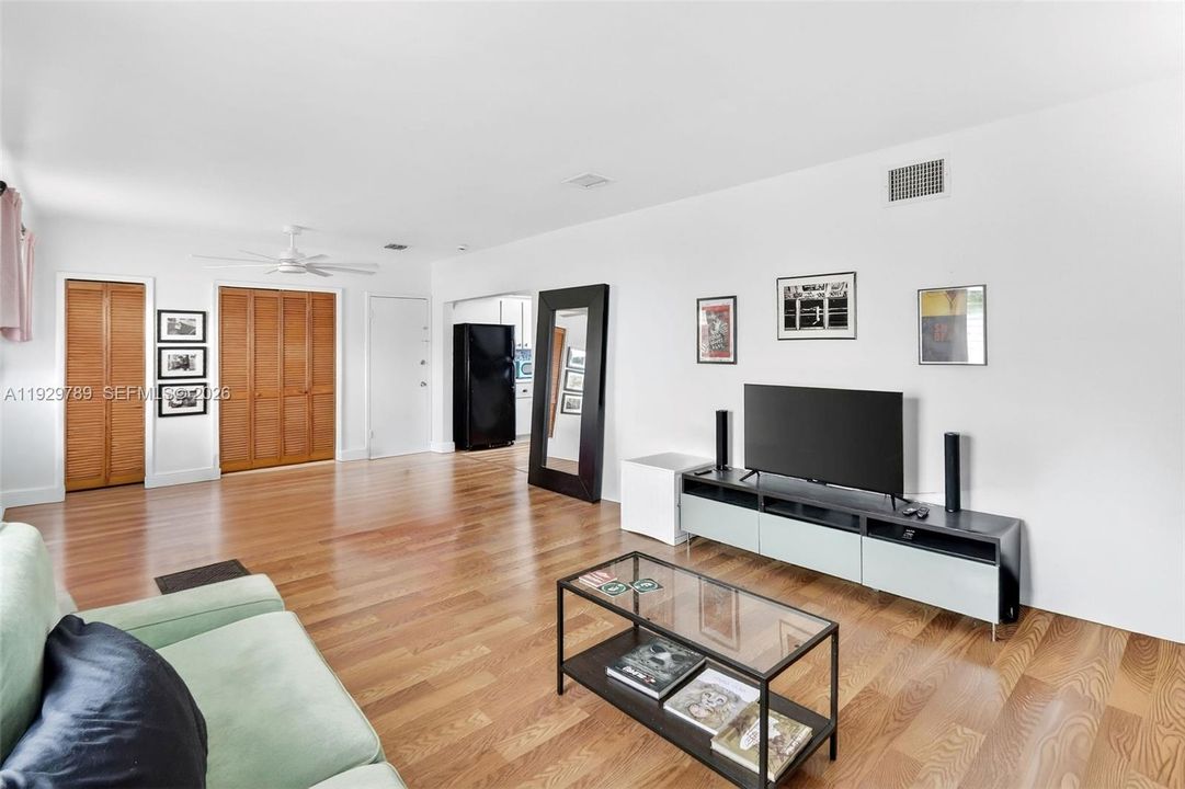 待售: $320,000 (1 贝兹, 1 浴室, 885 平方英尺)