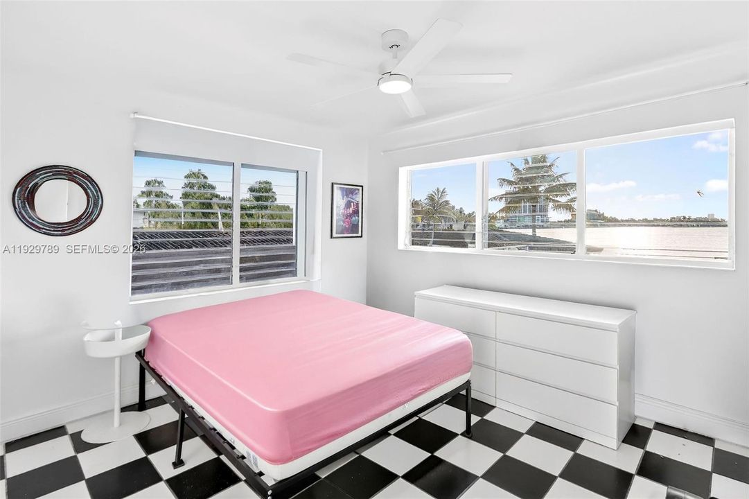 待售: $320,000 (1 贝兹, 1 浴室, 885 平方英尺)