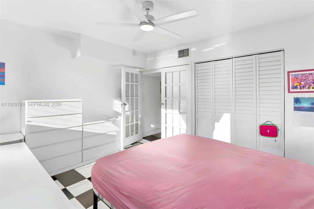 待售: $320,000 (1 贝兹, 1 浴室, 885 平方英尺)