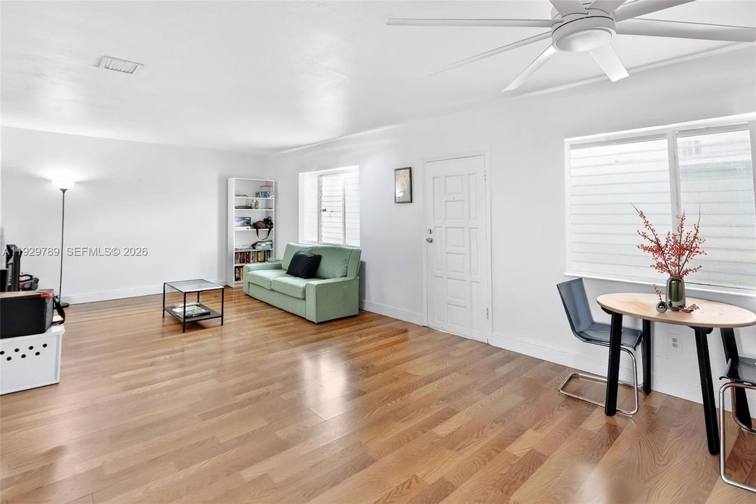 待售: $320,000 (1 贝兹, 1 浴室, 885 平方英尺)