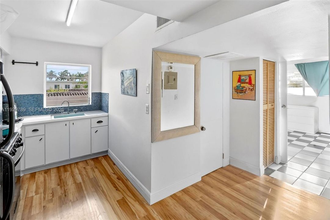 待售: $320,000 (1 贝兹, 1 浴室, 885 平方英尺)