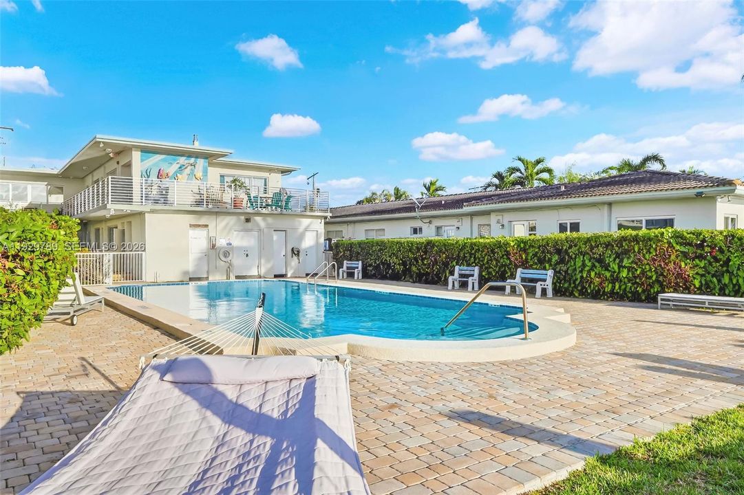 待售: $320,000 (1 贝兹, 1 浴室, 885 平方英尺)