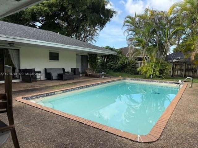 En Venta: $825,000 (4 camas, 2 baños, 2379 Pies cuadrados)