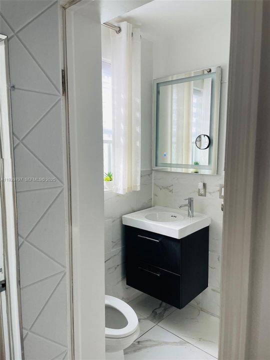 For Rent: $2,500 (2 beds, 1 baths, 700 Square Feet)