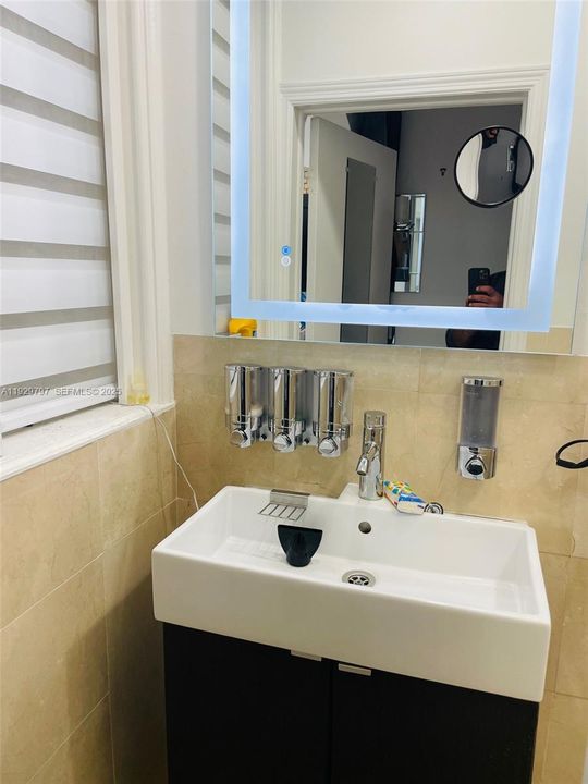 For Rent: $2,500 (2 beds, 1 baths, 700 Square Feet)