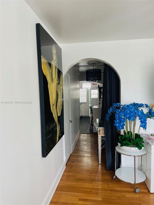 For Rent: $2,500 (2 beds, 1 baths, 700 Square Feet)