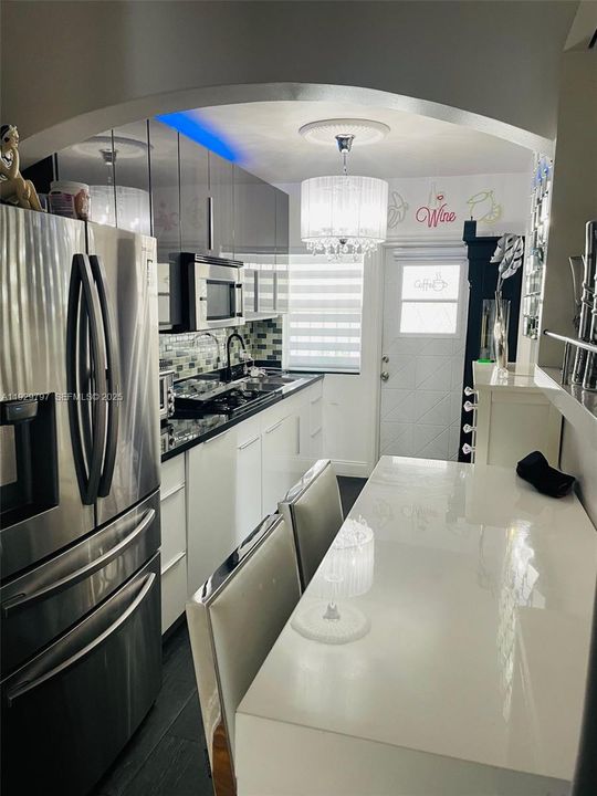 For Rent: $2,500 (2 beds, 1 baths, 700 Square Feet)