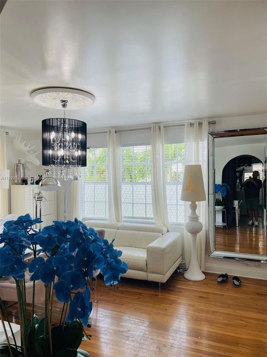 For Rent: $2,500 (2 beds, 1 baths, 700 Square Feet)