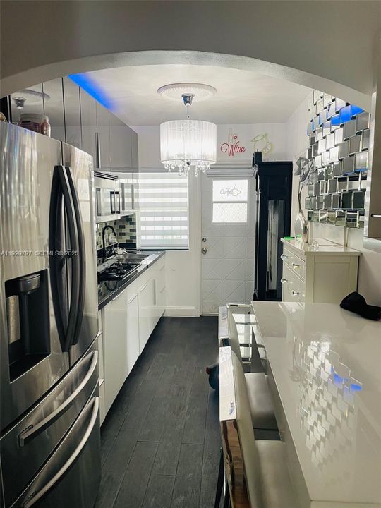 For Rent: $2,500 (2 beds, 1 baths, 700 Square Feet)