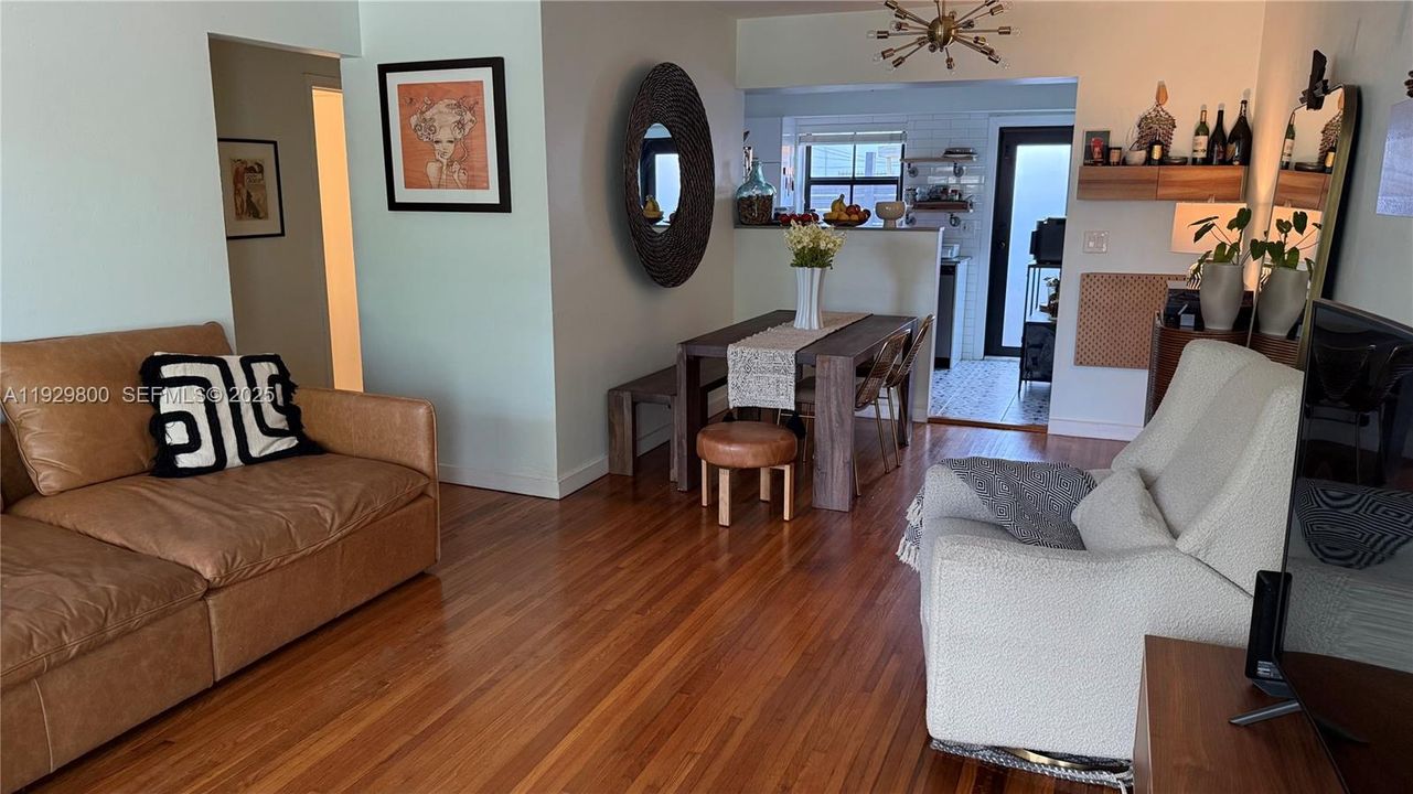 For Rent: $2,995 (2 beds, 1 baths, 1664 Square Feet)