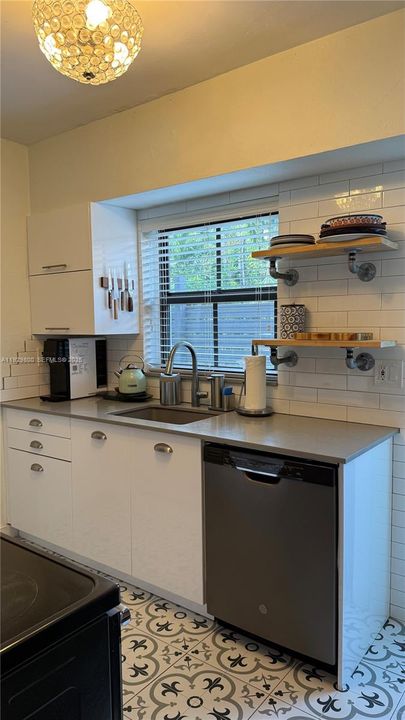 For Rent: $2,995 (2 beds, 1 baths, 1664 Square Feet)