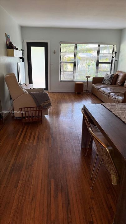 For Rent: $2,995 (2 beds, 1 baths, 1664 Square Feet)