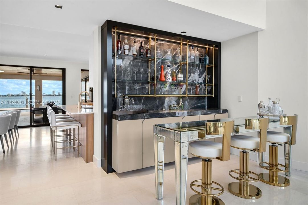 待售: $12,975,000 (6 贝兹, 7 浴室, 5671 平方英尺)