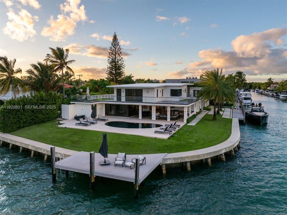 待售: $12,975,000 (6 贝兹, 7 浴室, 5671 平方英尺)