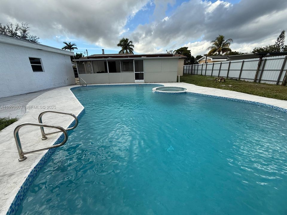 For Sale: $630,000 (5 beds, 4 baths, 1600 Square Feet)