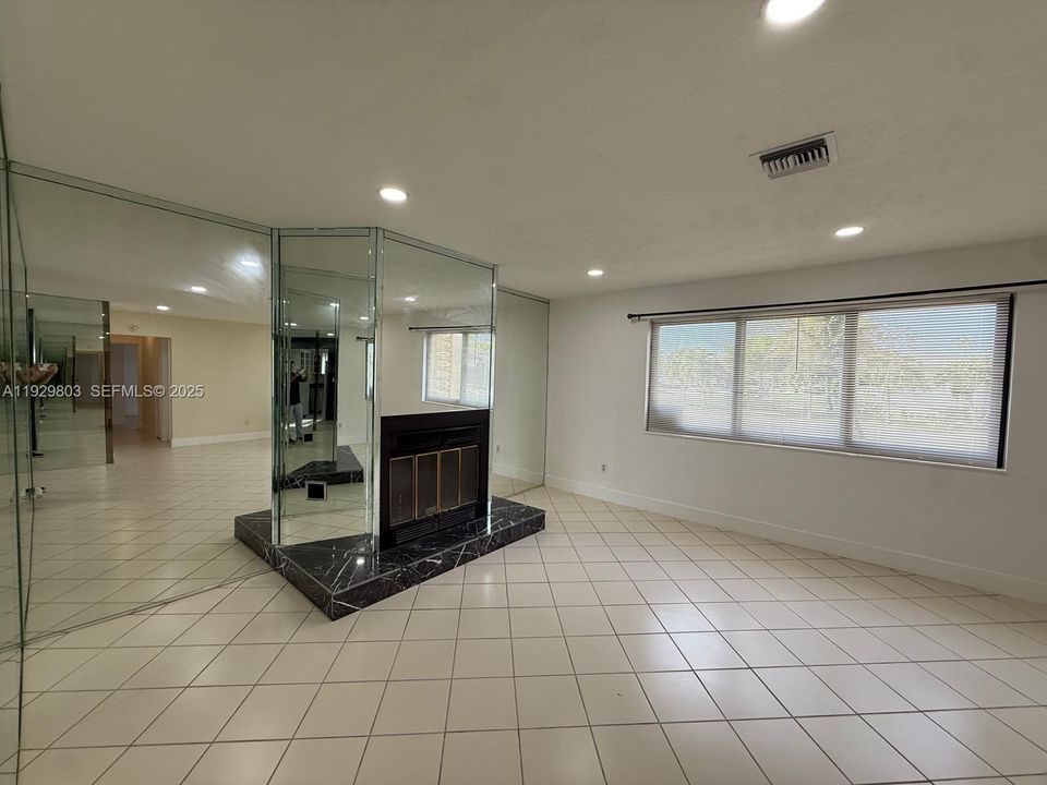 For Sale: $630,000 (5 beds, 4 baths, 1600 Square Feet)