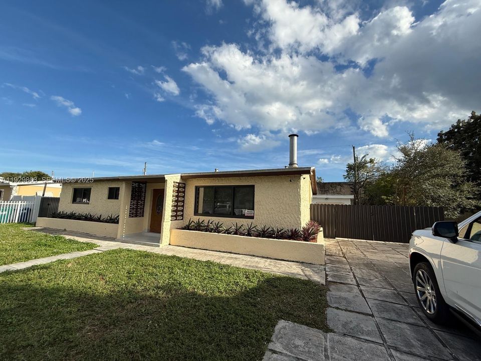 For Sale: $630,000 (5 beds, 4 baths, 1600 Square Feet)