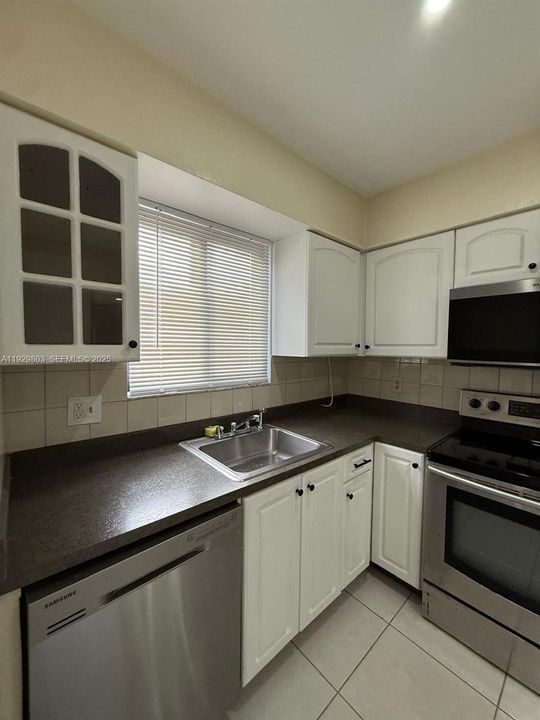 For Sale: $630,000 (5 beds, 4 baths, 1600 Square Feet)