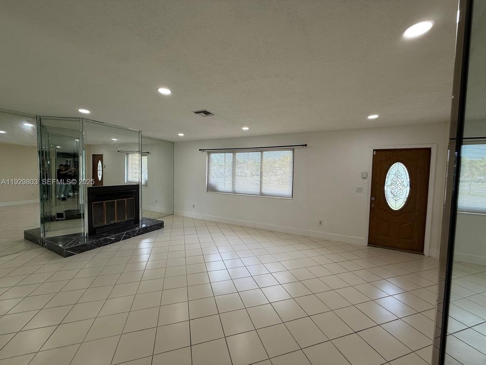 For Sale: $630,000 (5 beds, 4 baths, 1600 Square Feet)