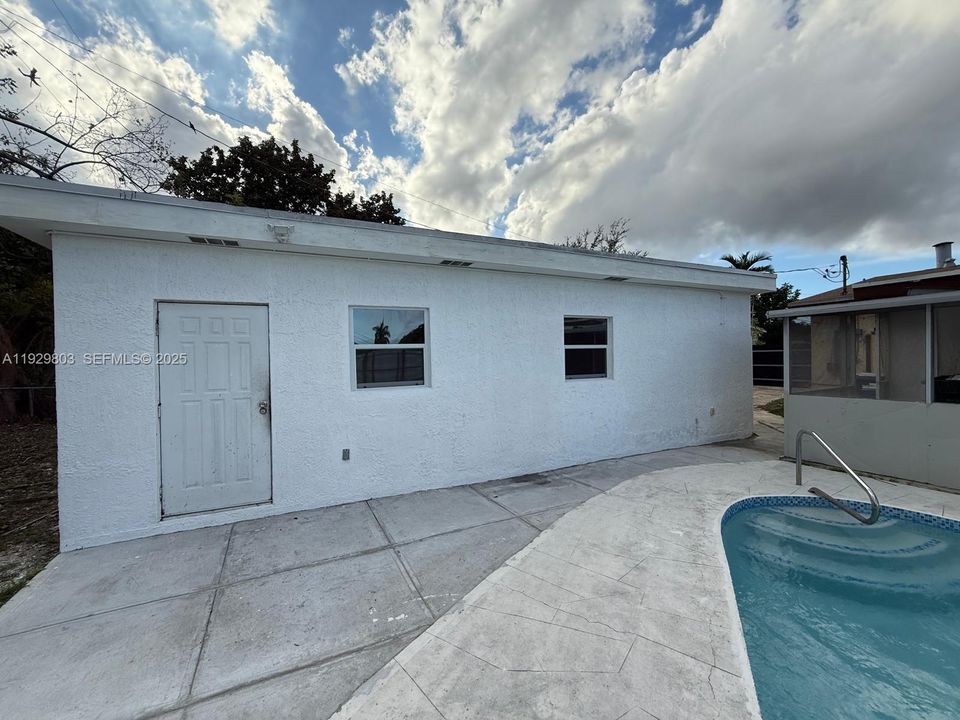 For Sale: $630,000 (5 beds, 4 baths, 1600 Square Feet)