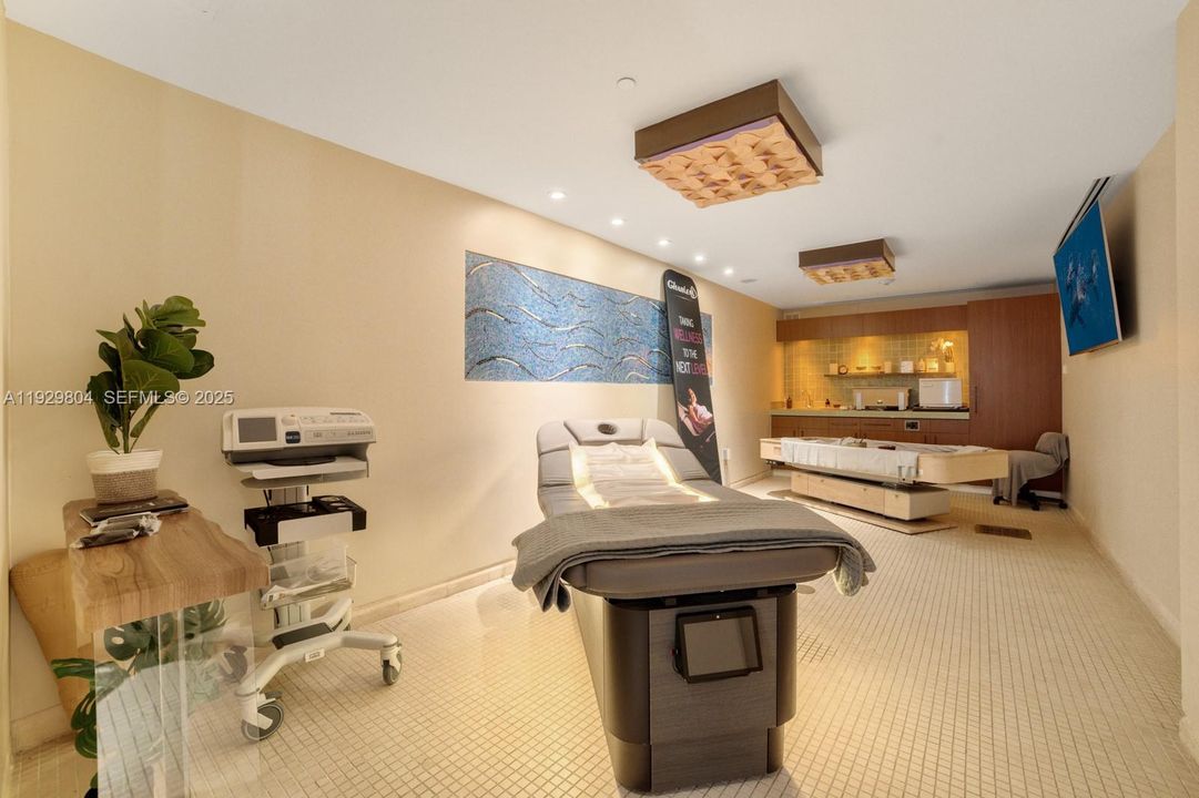 For Sale: $925,000 (2 beds, 2 baths, 1048 Square Feet)