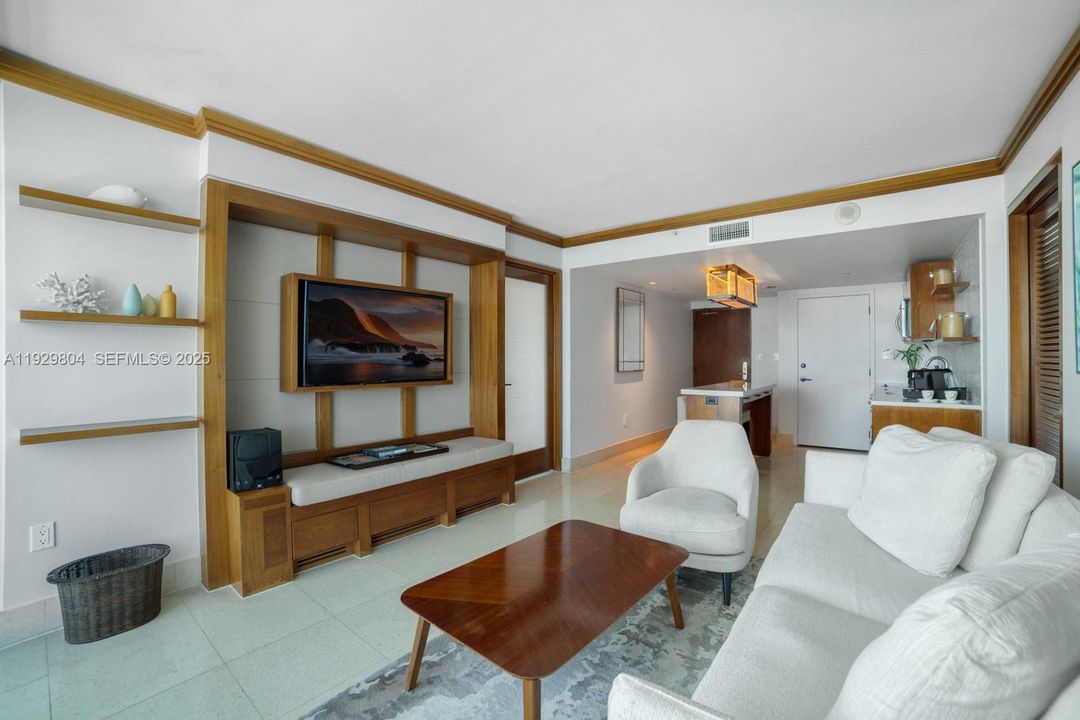 For Sale: $925,000 (2 beds, 2 baths, 1048 Square Feet)