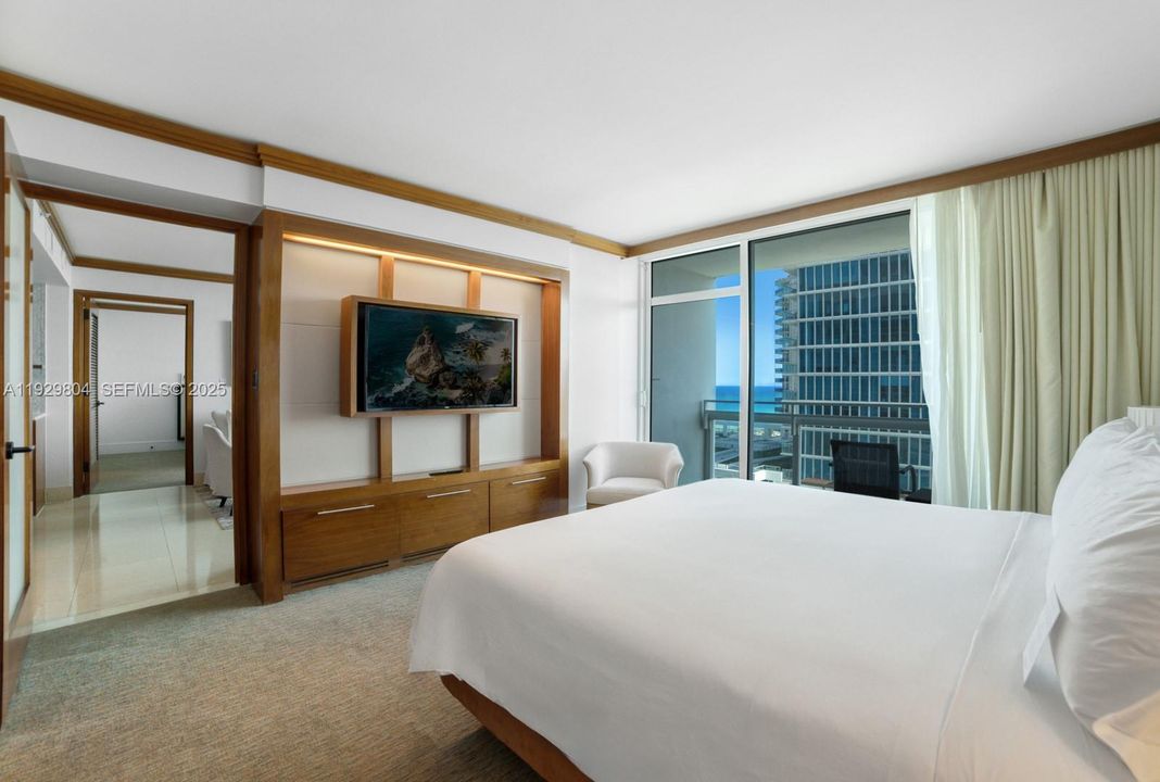 For Sale: $925,000 (2 beds, 2 baths, 1048 Square Feet)