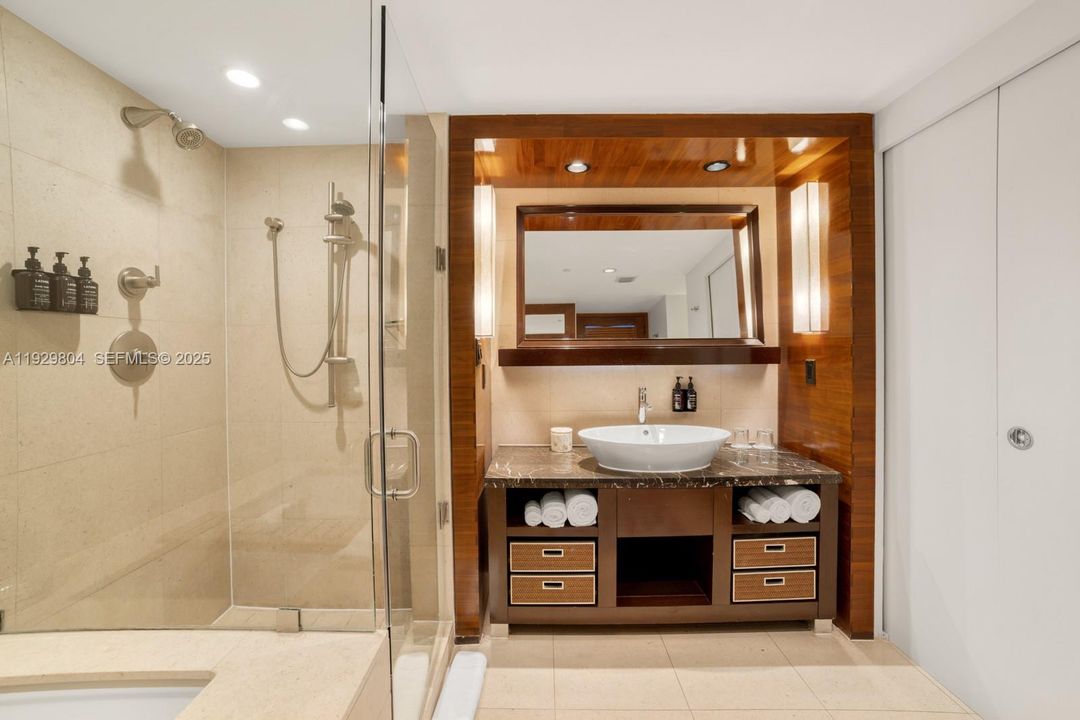 For Sale: $925,000 (2 beds, 2 baths, 1048 Square Feet)