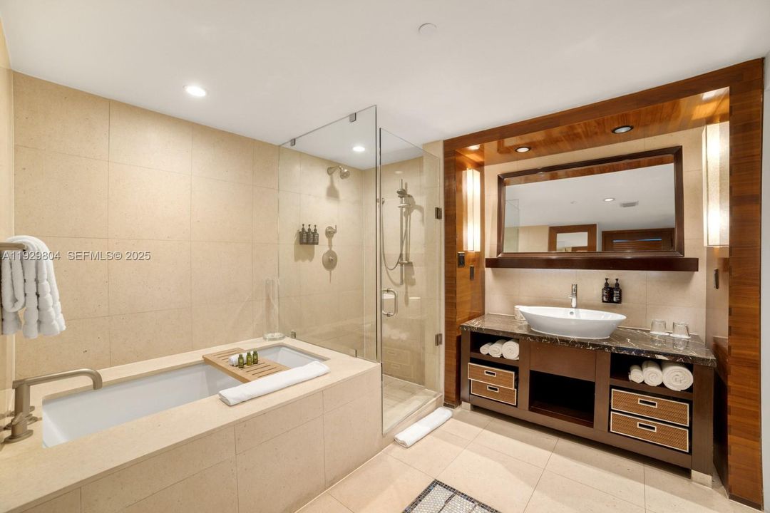 For Sale: $925,000 (2 beds, 2 baths, 1048 Square Feet)